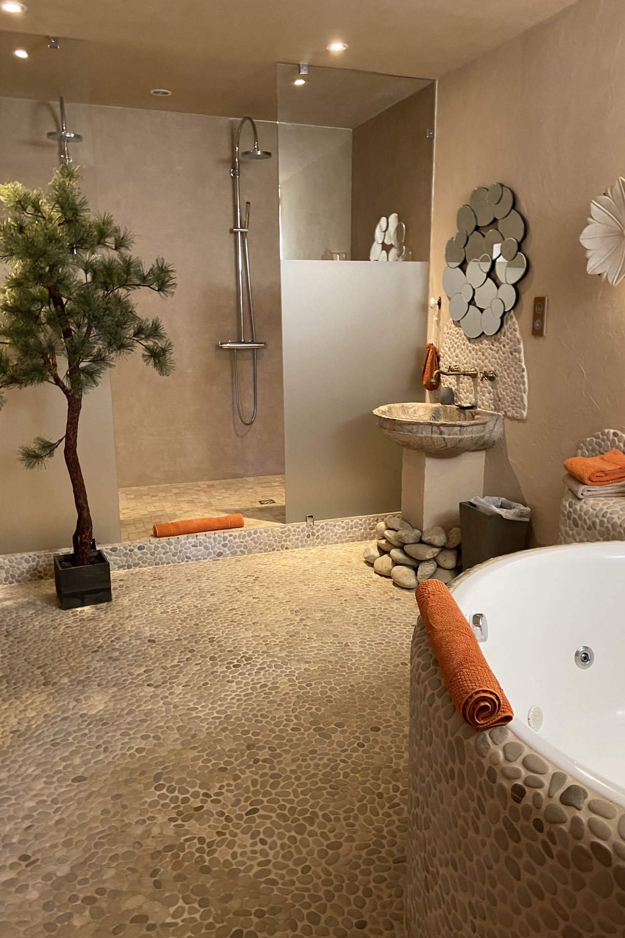 salle de bain avec baignoire et double douche pour loger des invités ou une grande famille