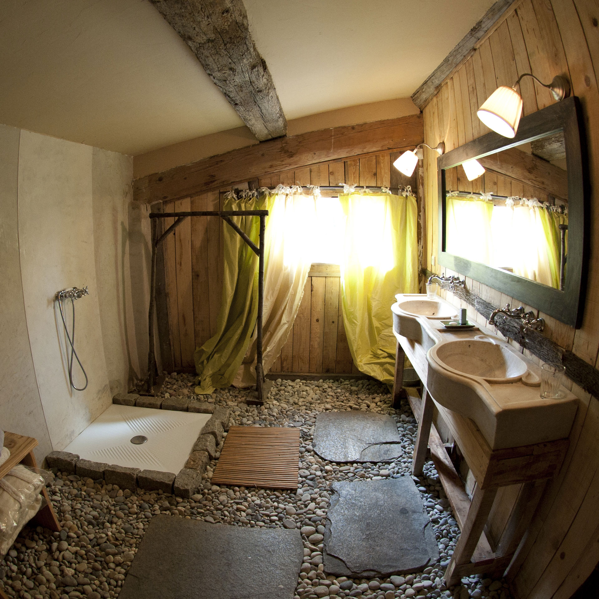 Salle de bain douche et double vasque avec sol en galets et ardoise. Parfait pour un événement privé et ses invités