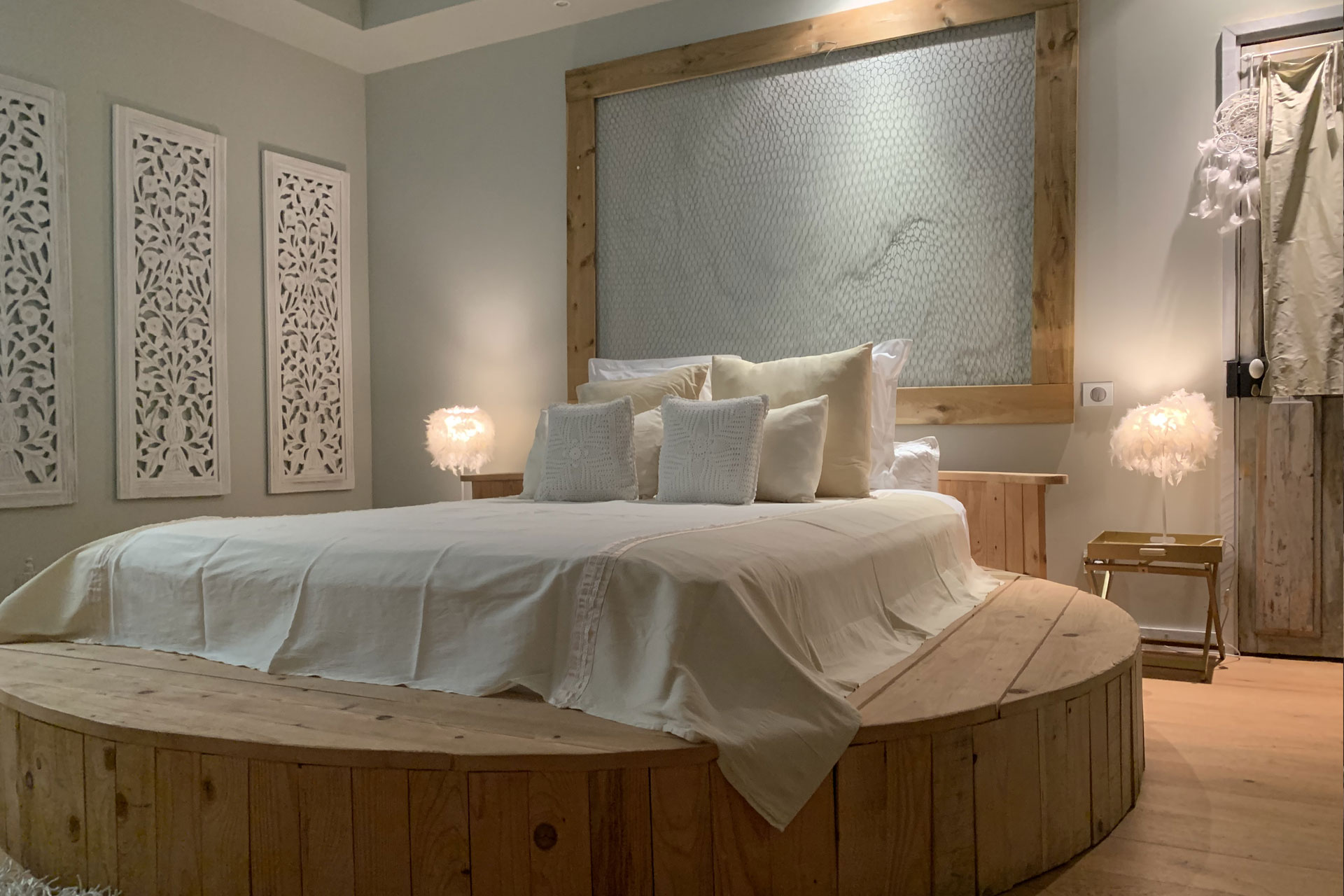 lit rond dans jolie chambre pour week-end romantique au pied des Cévennes