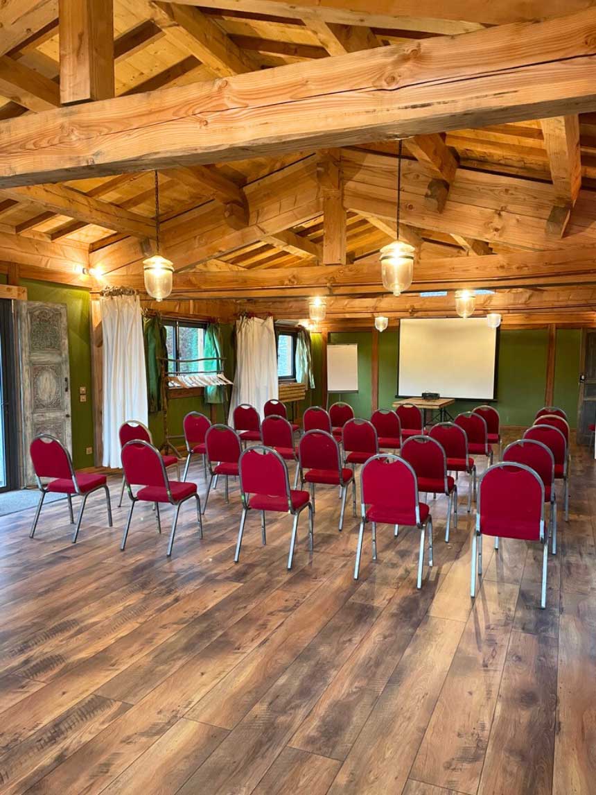 Salle de réunion dans le gard avec atmosphère chaleureuse