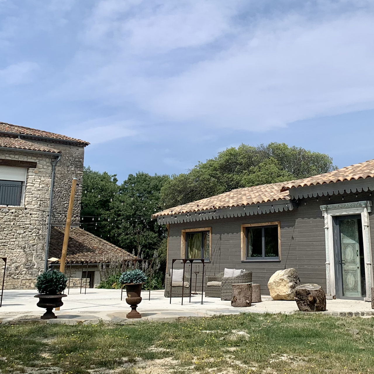 extérieur de petite maison en bois avec terrasse poru évènements professionnels