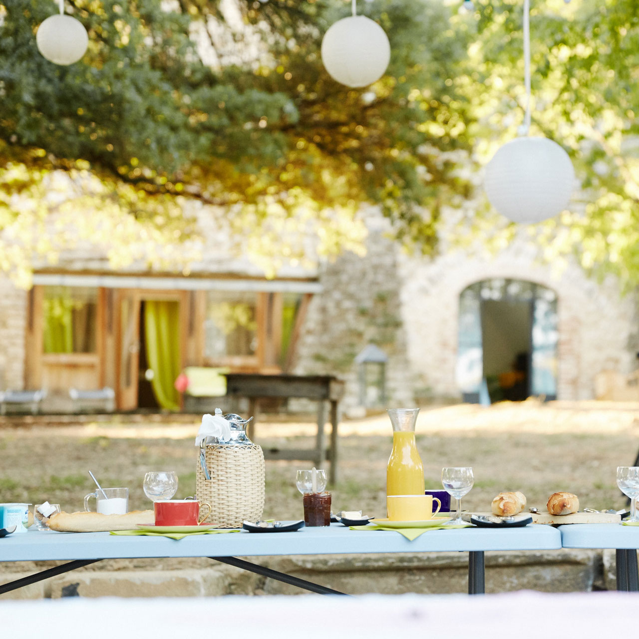petit déjeuner idéal vec la maison de vacances en pierre en fond