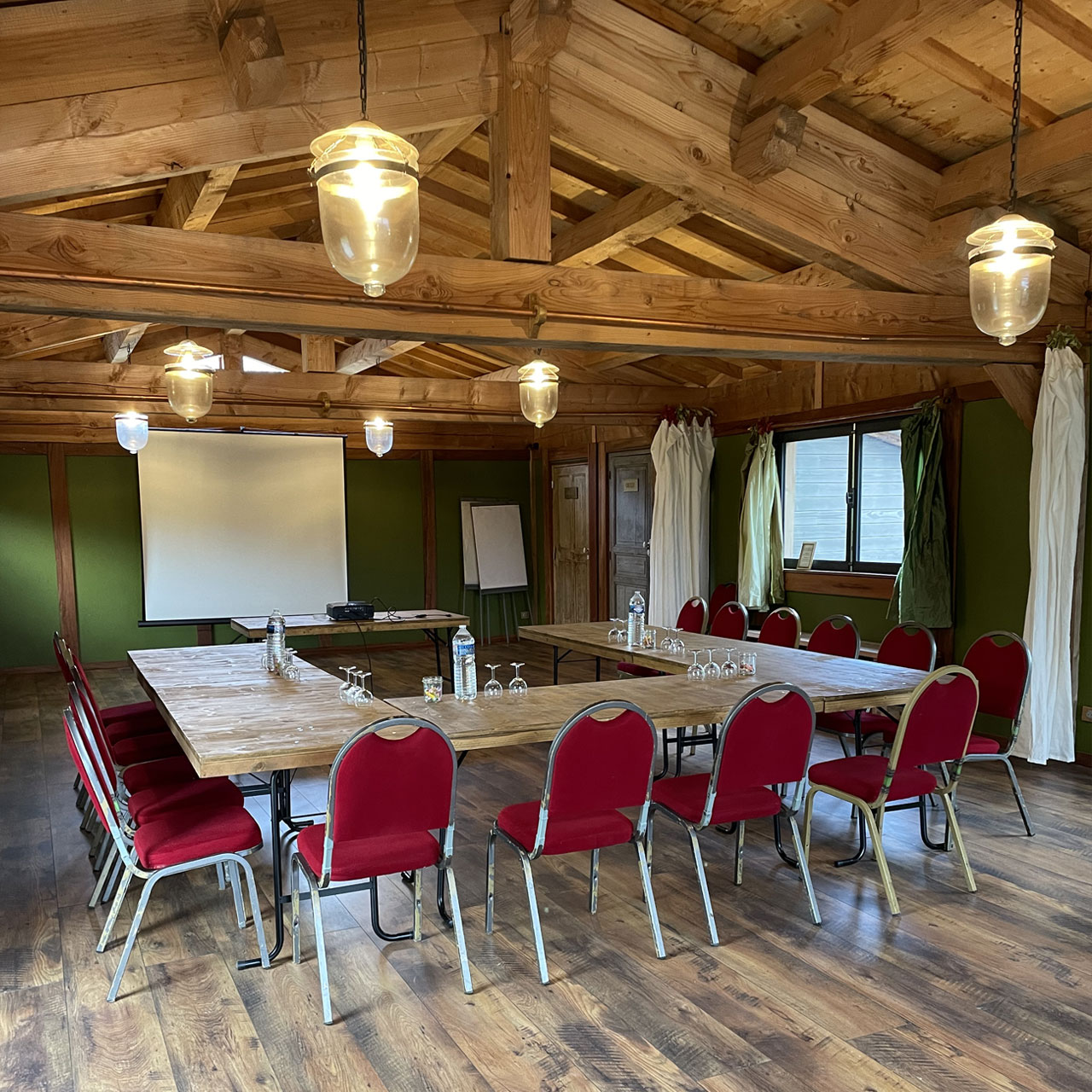 salle pour séminaire avec table en U et chaprente en bois au pied des cevennes