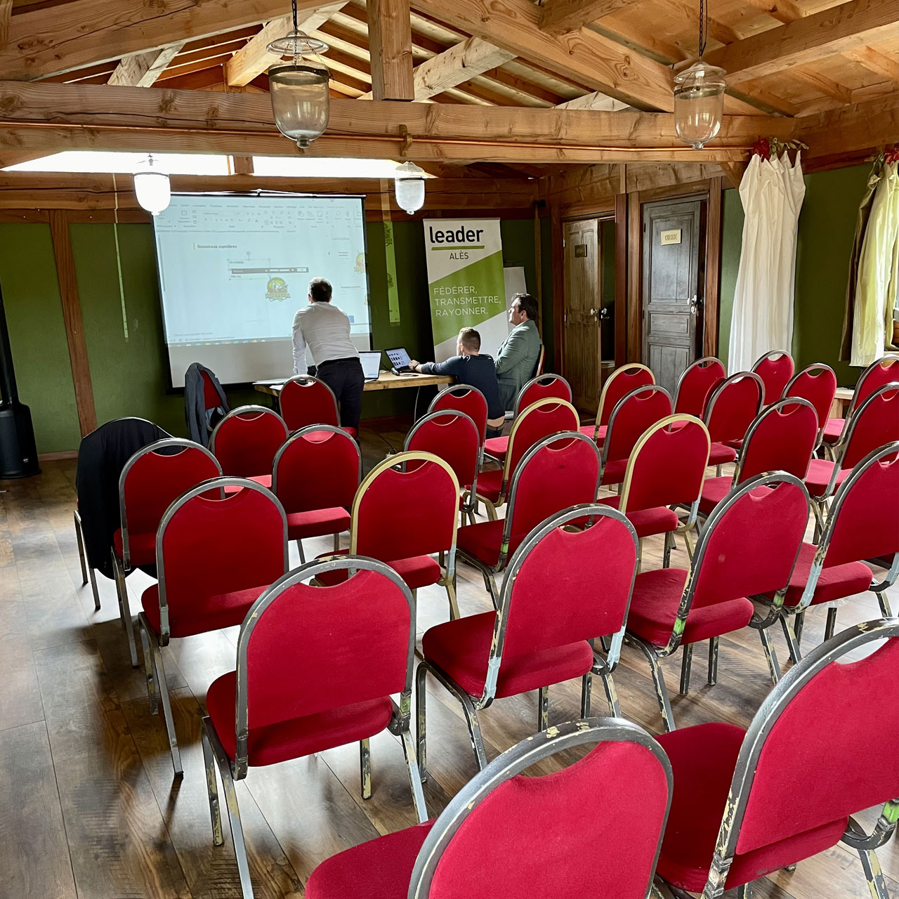 Chaises rouges installées pour recevoir invités conférence en provence