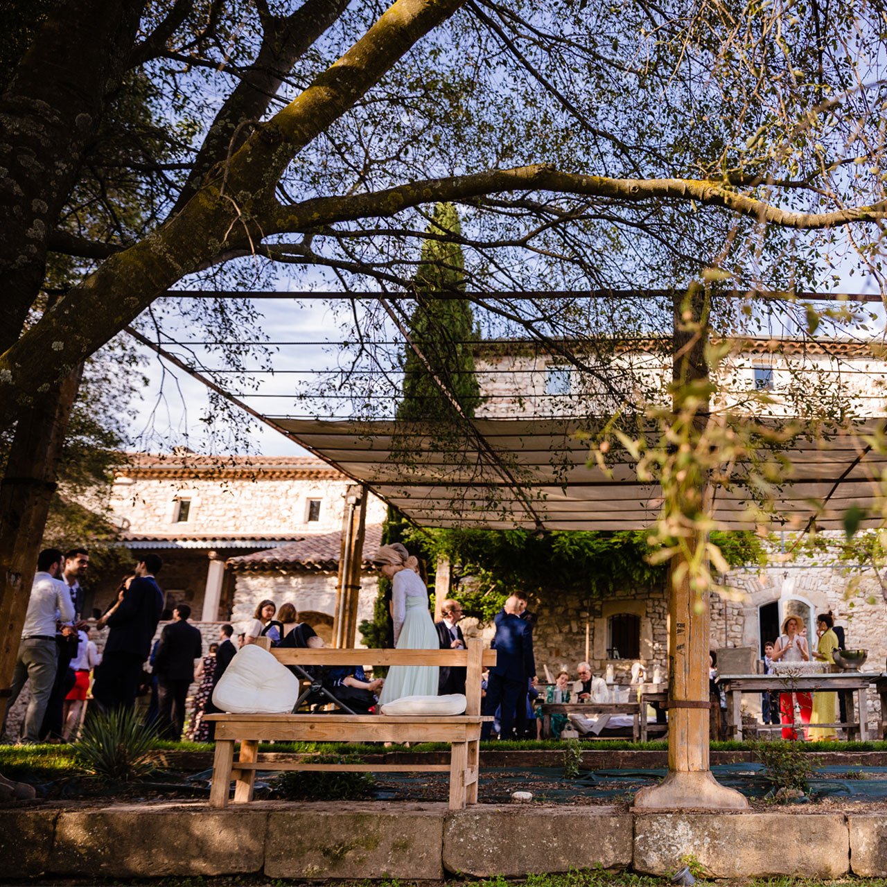 Terrasse avec banc en bois et invités à évenement privé en provence