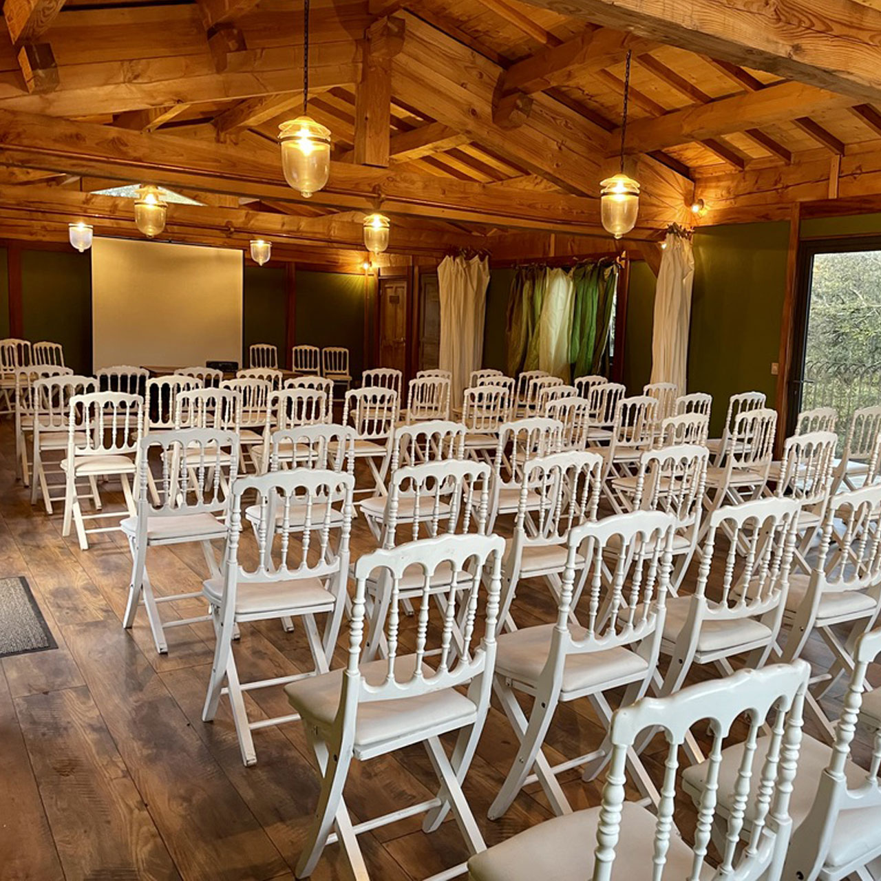 chaises blanches installées pour lancement de produit dans une maison en bois en provence