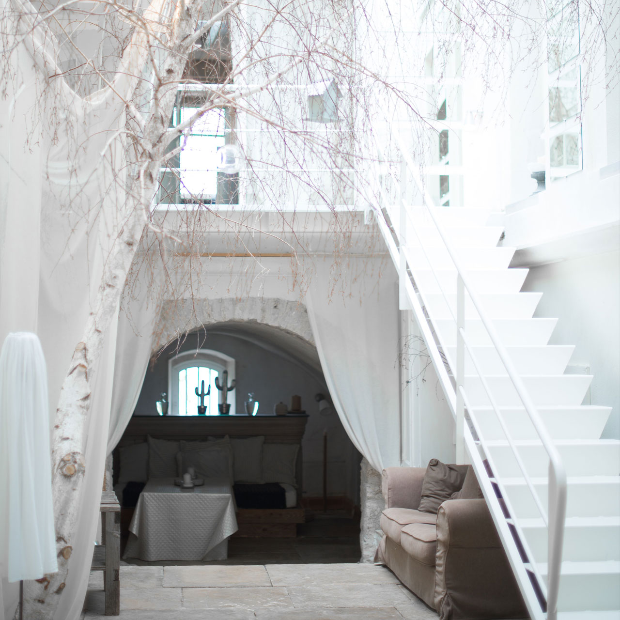 salle réception blanche avec escalier et arbre décoration pour évènement pro