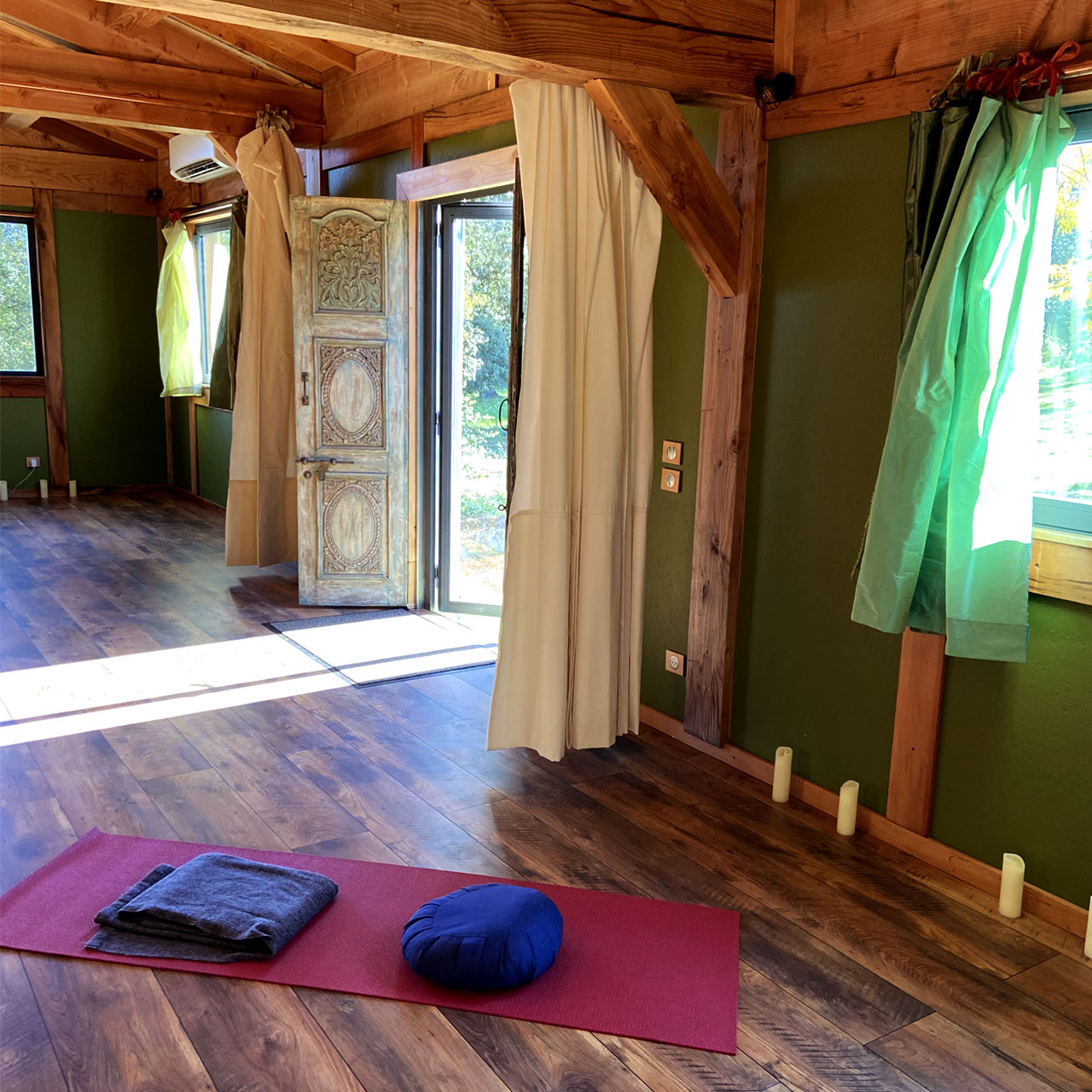 tapis de yoga installé pour séminaire yoga dans jolie salle en bois au pied des cévennes