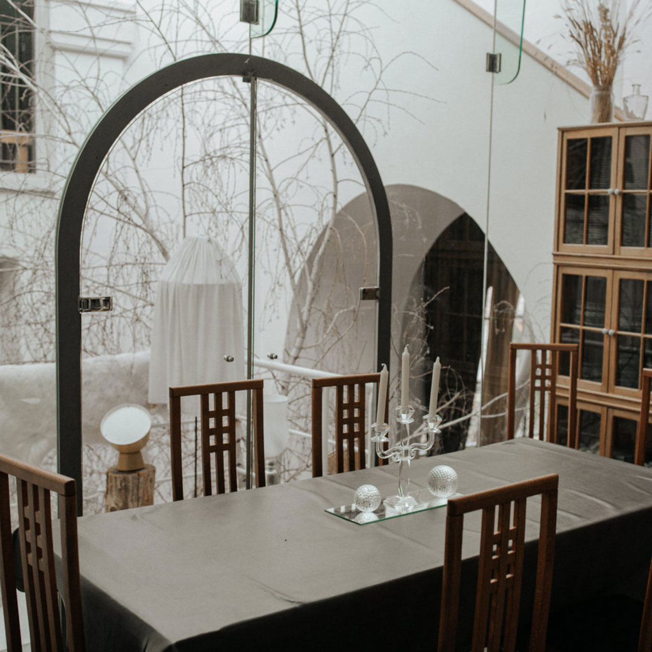 table avec cahise et grade porte vitrée. Parfait pour repas d'affaire en provence