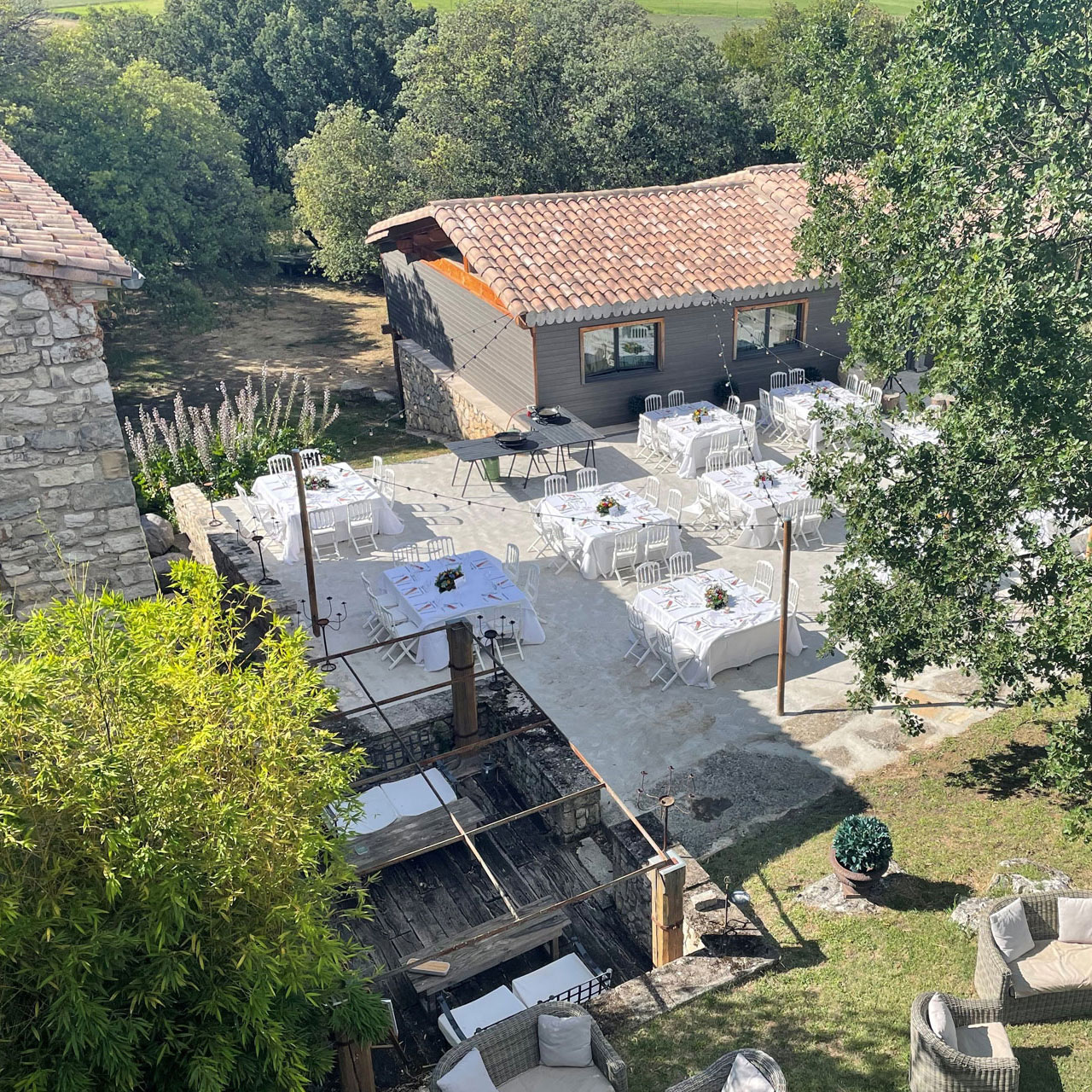 terrasse avec tables idéale pour un repas d'entreprise en provence