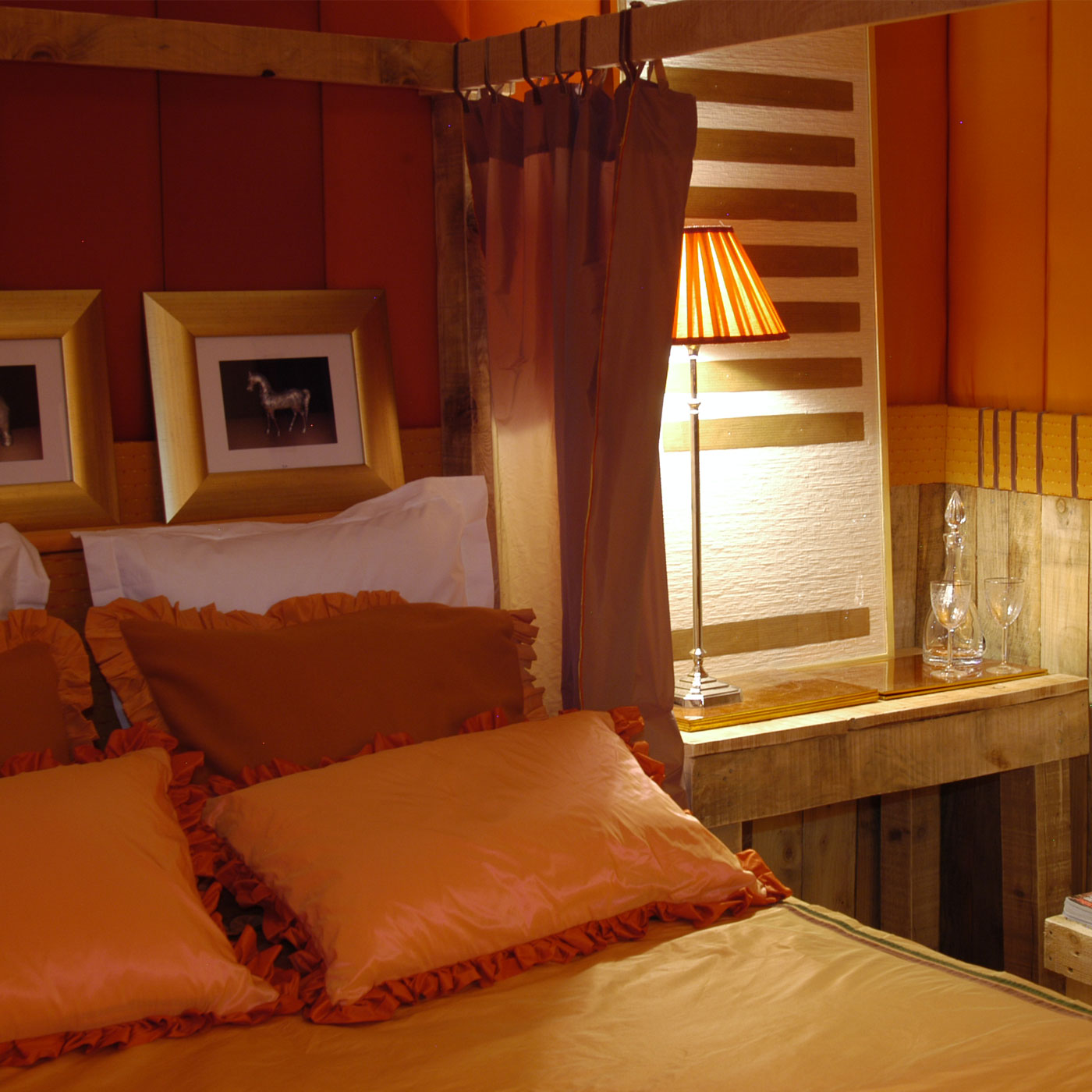 Détail chambre au ton orangé pour une atmosphère calme et un séjour confortable en provence