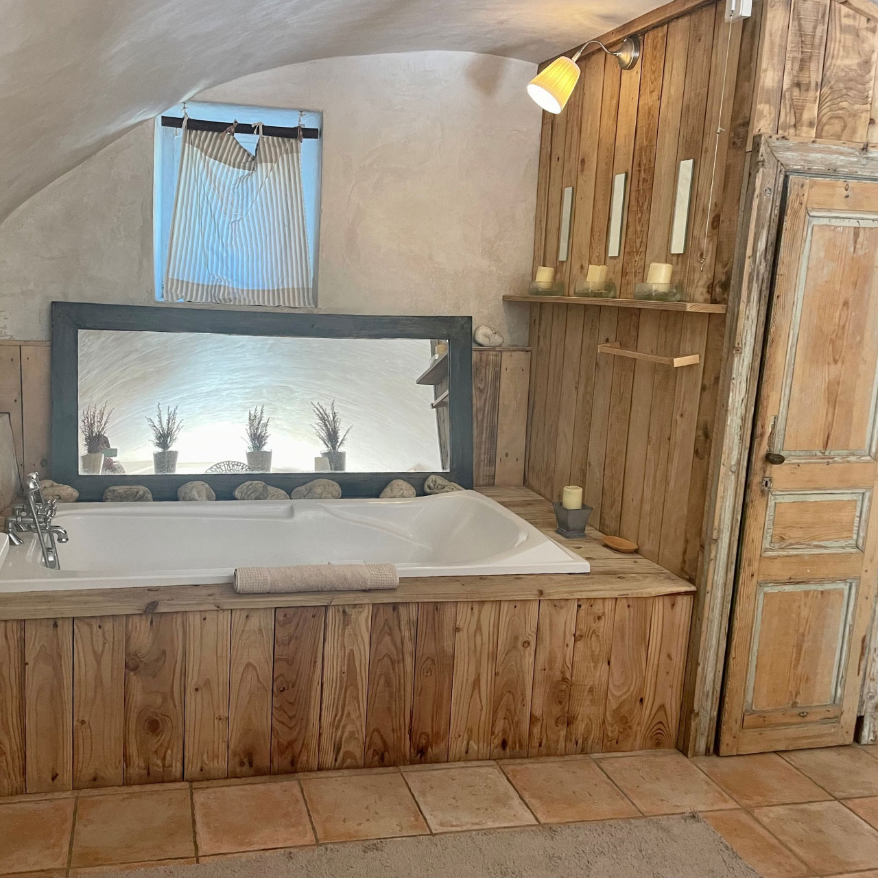 jolie salle de bain en bois pour week-end en groupe 