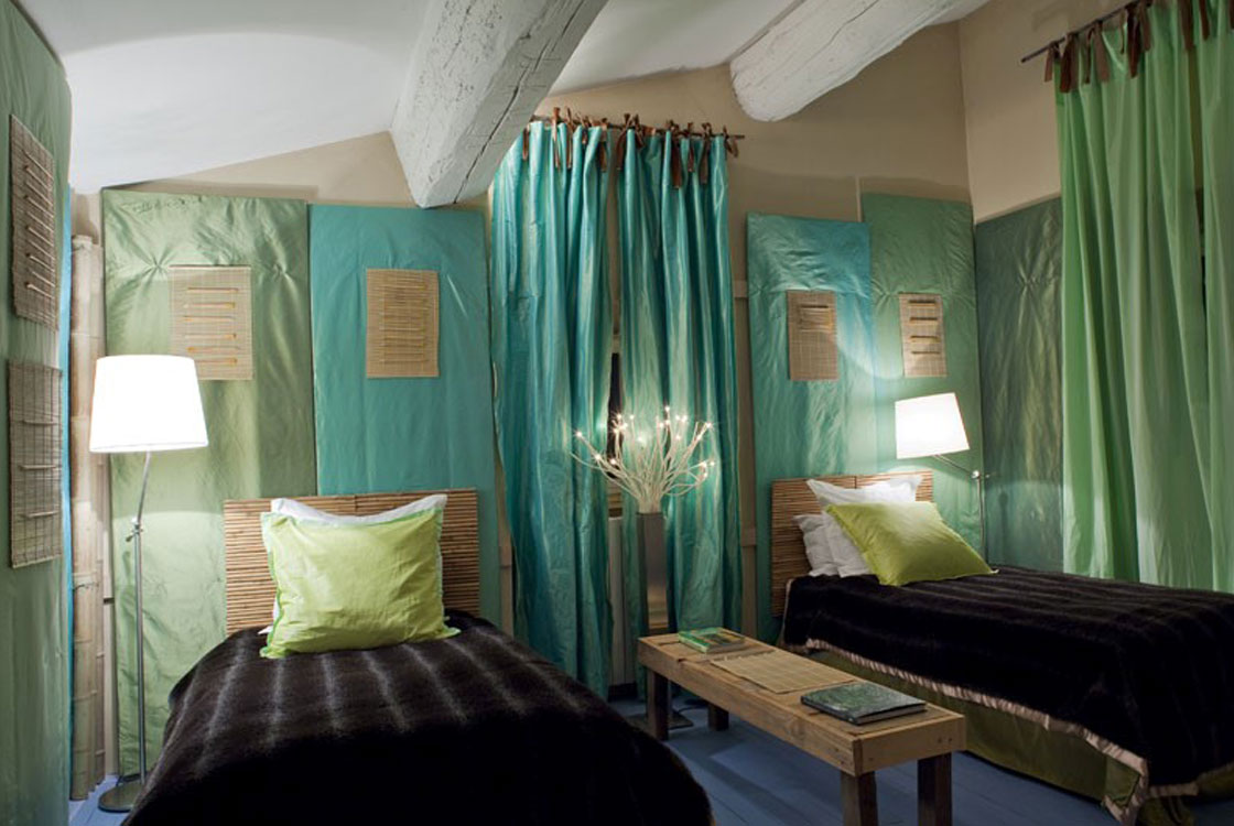 Chambre avec 2 lits. Idéal pour loger invités de mariage ou évènement privés 