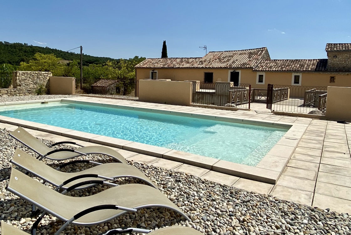 Piscine cloturée sur l'arriere de la bastide provencale. Des vacances en groupe parfaites au pied des Cévennes