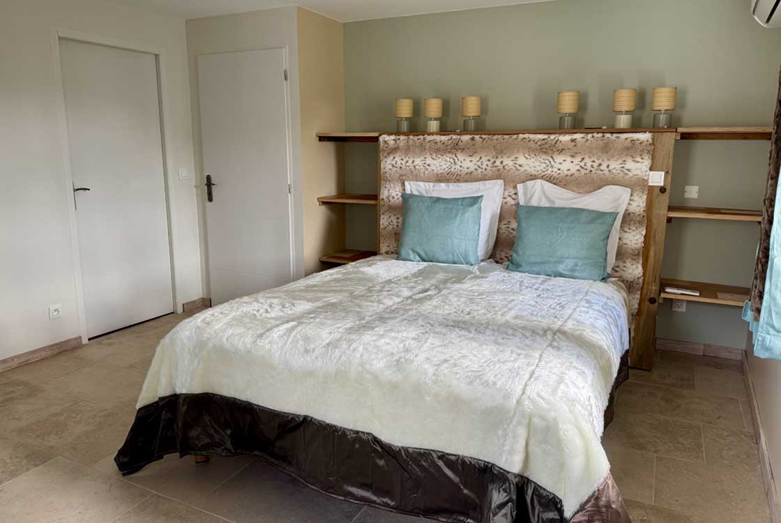 chambre de maison de village pour location vacances en famille dans le gard