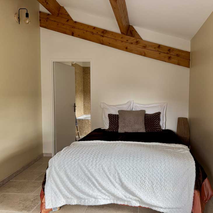 chambre dans maison de village en provence pour séjour en famille
