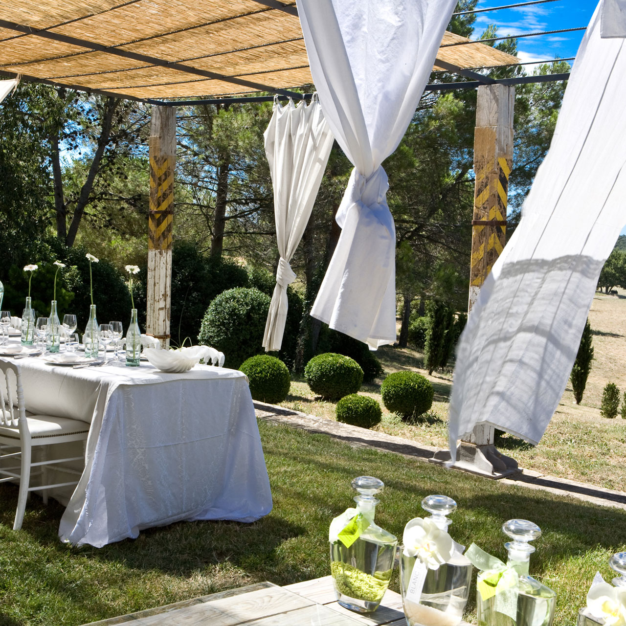 rideaux volants sur terrasse en provence pour mariage idéal
