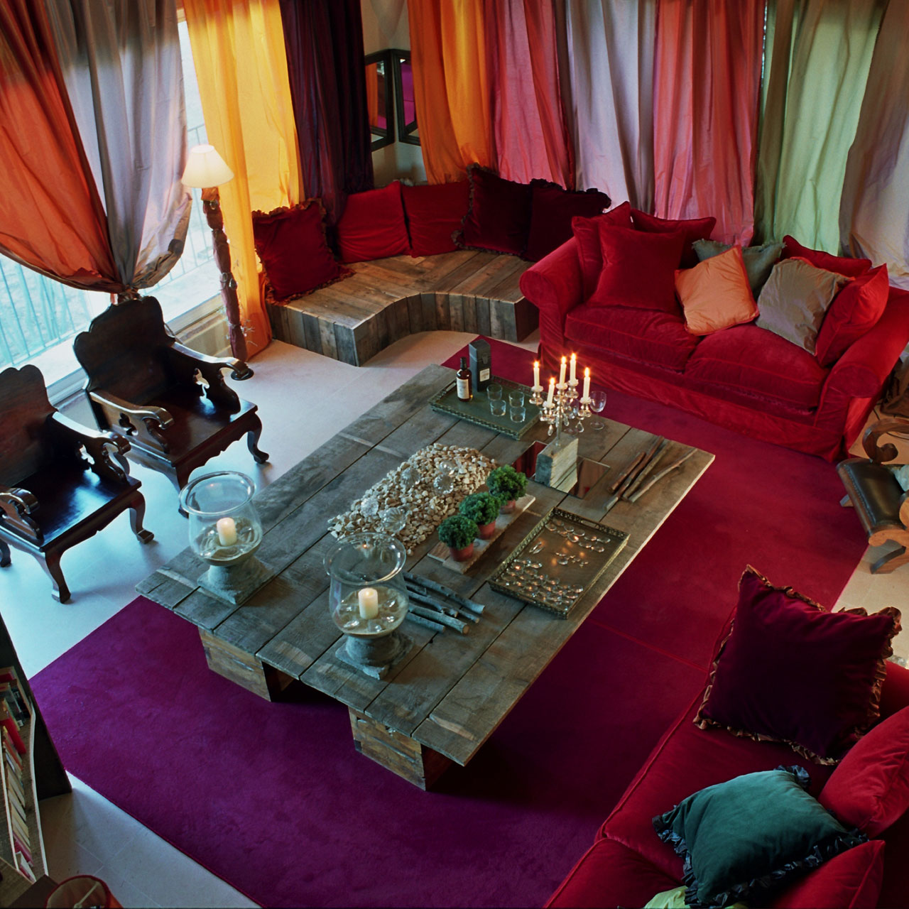 salon bibliothèque intérieur avec coin chaleureux pour séminaires ou séjours vacances