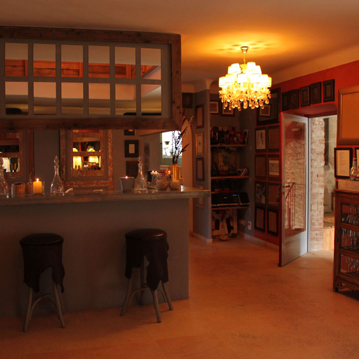 Intérieur bar équipé avec tabourets pour séminaires et vacances uniques en Provence