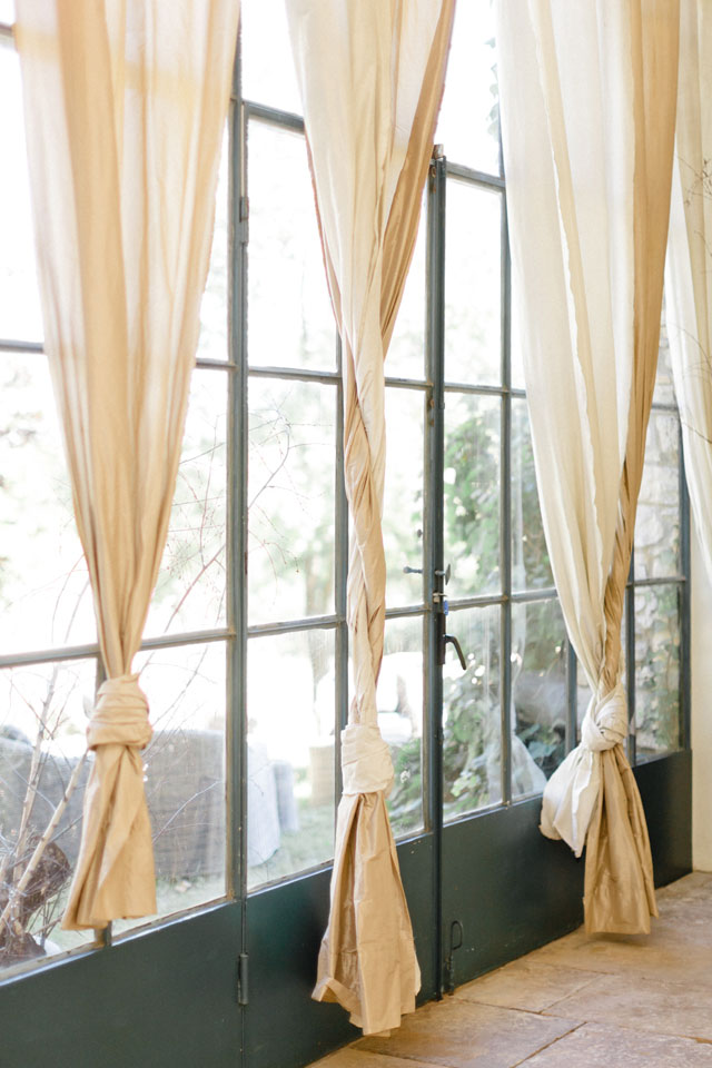 Détail grande porte en verre donnant sur espace extérieur de réception pour évènements