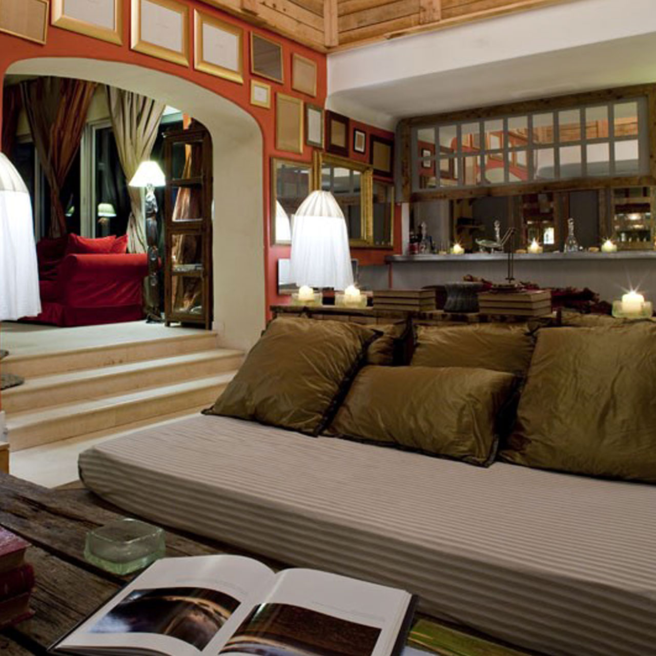 salon avec grand canapé et jolie décoration poour séminaire en provence