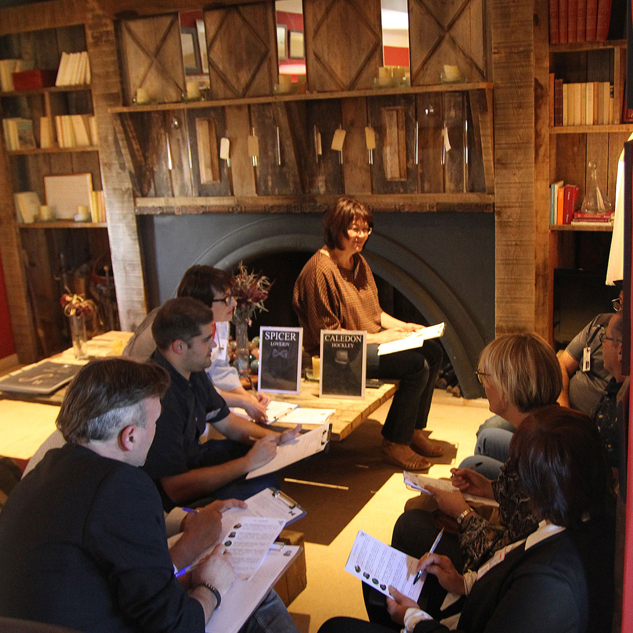 évènement professionel team building dans salon avec cheminée