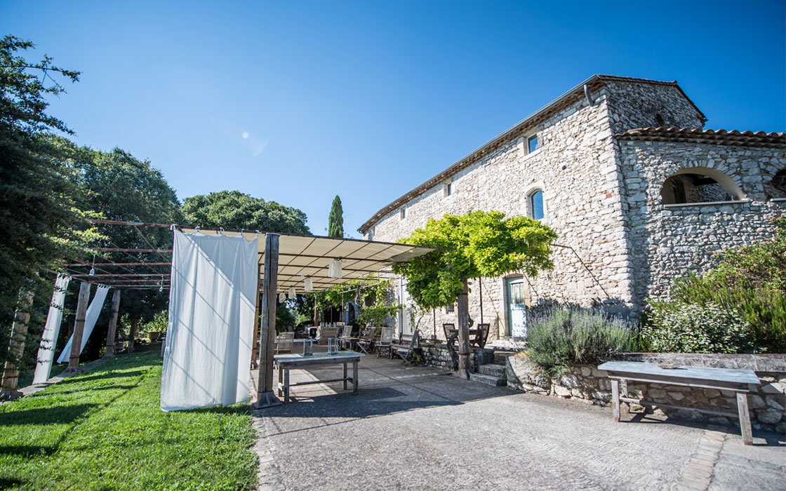 terrasse avec maison en pierre de provence parfaite pour évenement professionnel