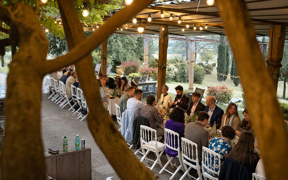 réception ou diner d'entreprise sur la grande terrasse au pied des Cévennes
