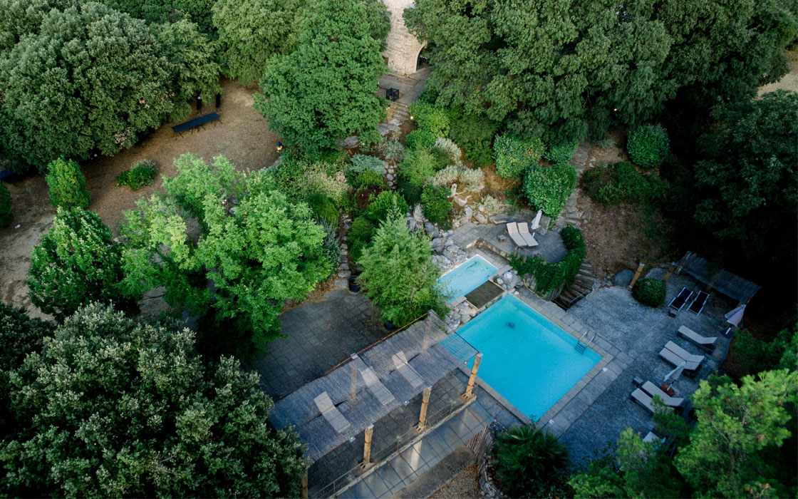 pisine avec terrasse panoramique au pied des cevennes pour séminaire yoga