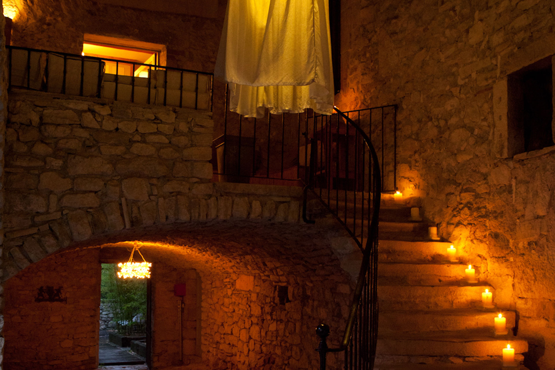 esacalier en pierre vers chambre séjours vacances et évènements