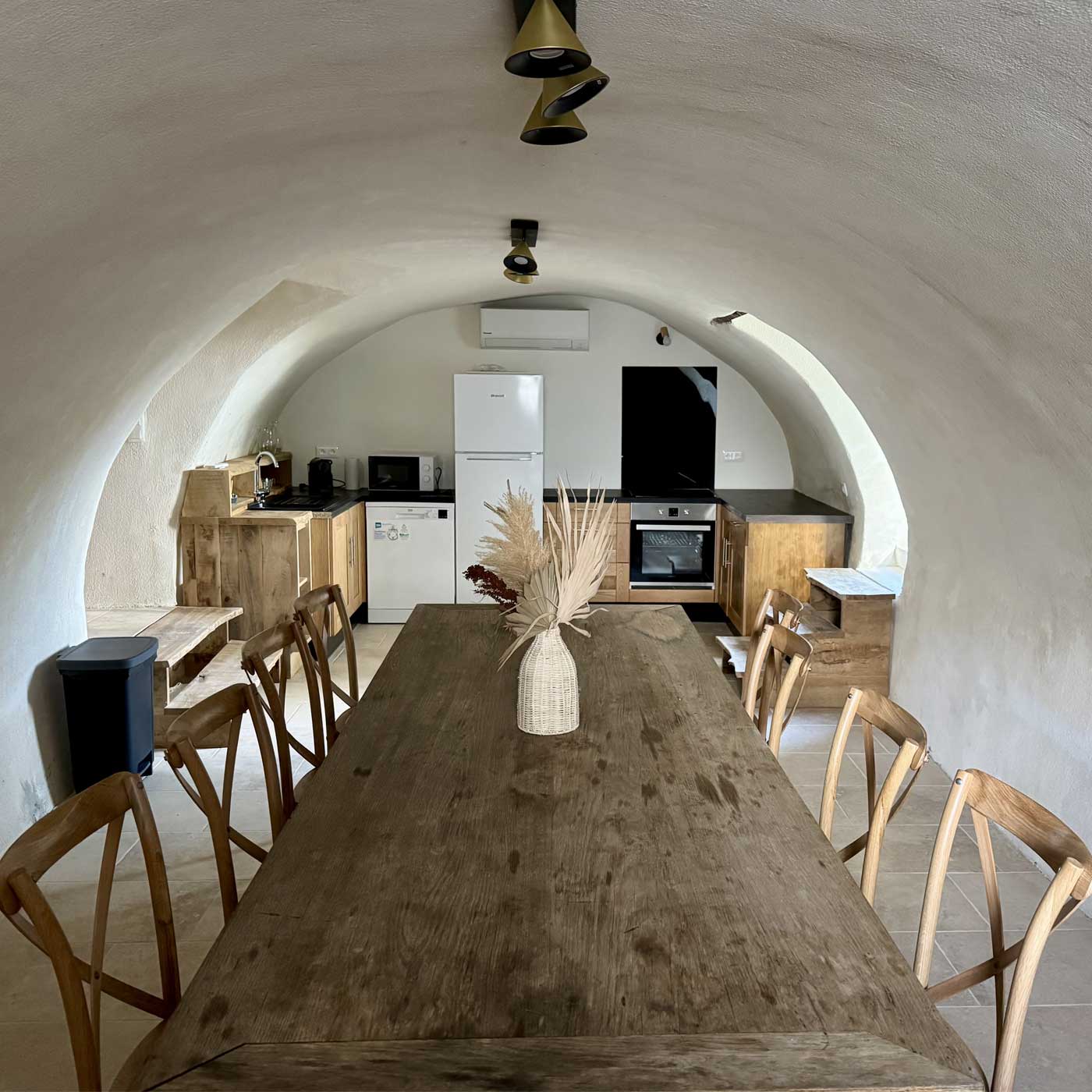 séjour - cuisine avec belle table pour repas de famille dans le gard en provence au coeur du village